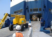 自走出来ない貨物もマーフィーと呼ばれる専用トレーラーに積載し、専用車両で牽引して荷役します。